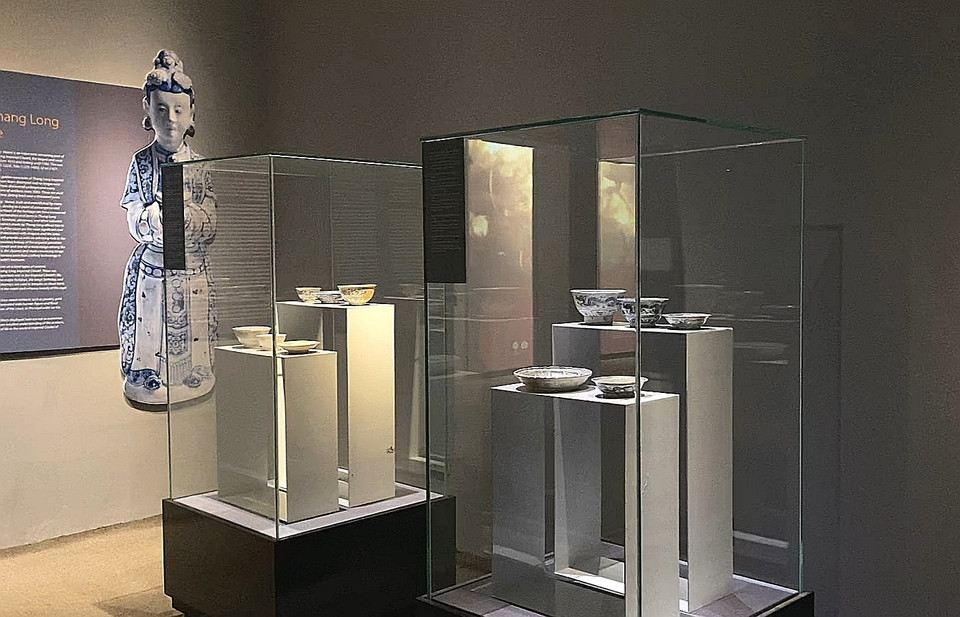 Ngày 30/1/2023, bộ bát, đĩa hoa lam ngự dụng thời Lê sơ đã được Phó Thủ tướng Trần Hồng Hà ký quyết định công nhận là Bảo vật Quốc gia. Bộ sưu tập gồm bảy chiếc với hai chiếc bát và năm chiếc đĩa, từng là đồ dùng của nhà vuavà thân quyến ở kinh thành Thăng Long. (Ảnh: PV/Vietnam+)