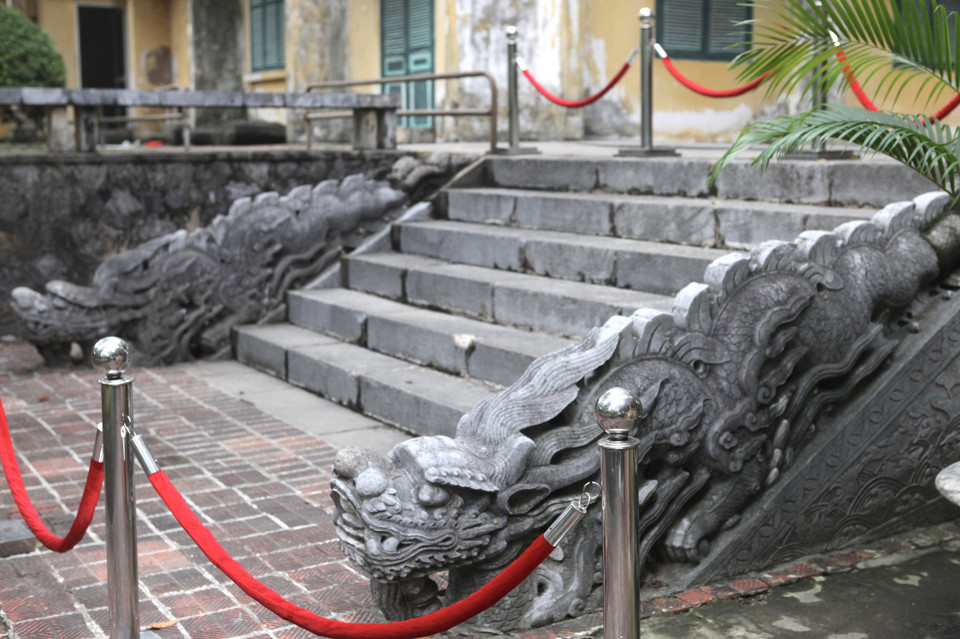 Thềm bậc niên đại Lê Trung hưng nằm ở phía Bắc Điện Kính Thiên, gồm tượng rồng ở phần trên và các họa tiết trang trí ở mặt ngoài của thành bậc. Rồng được chạm trong tư thế vận động từ trên xuống dưới theo chiều dọc của thành bậc. (Ảnh: PV/Vietnam+)