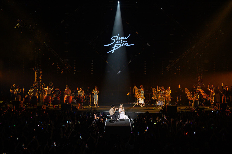 Ngay sau clip ghi lại hành trình thăm các em nhỏ tại hai điểm trường ở Sá Tổng (Mường Chà, Điện Biên), ca sỹ trẻ PiaLinh cất giọng hát trong trẻo cùng Đen thể hiện 'Nấu ăn cho em'. Bất ngờ, 17 em học sinh tại 2 điểm trường này cùng thầy cô giáo và anh Hoàng Hoa Trung, Chủ nhiệm dự án Nuôi Em đã trực tiếp xuất hiện trên sân khấu. (Ảnh: CTV/Vietnam+) 