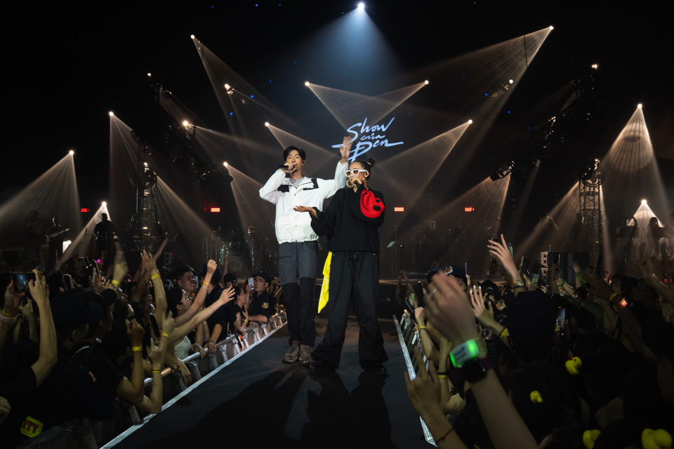 Khách mời Kimmese đưa khán giả chìm đắm vào không gian âm nhạc sâu lắng, nhẹ nhàng với hai ca khúc solo 'Bao giờ em biết' và 'You ain't got my soul.' Đen và Kimmese không quên dành tặng người hâm mộ bản hit chung của cả hai: 'Loving You Sunny.' (Ảnh: CTV/Vietnam+) 