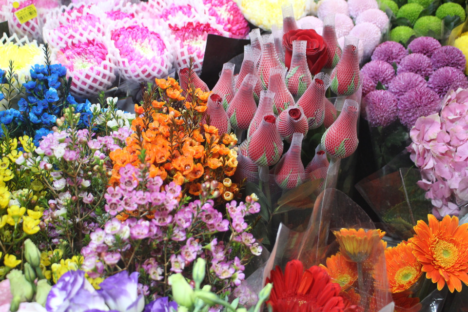 Những màu sắc rực rỡ không chỉ là chất xúc tác cho cảm xúc lạc quan, tươi mới mà còn để người ta dễ dàng ghép cho mỗi màu một ý nghĩa tốt đẹp riêng… (Ảnh: Minh Anh/Vietnam+)