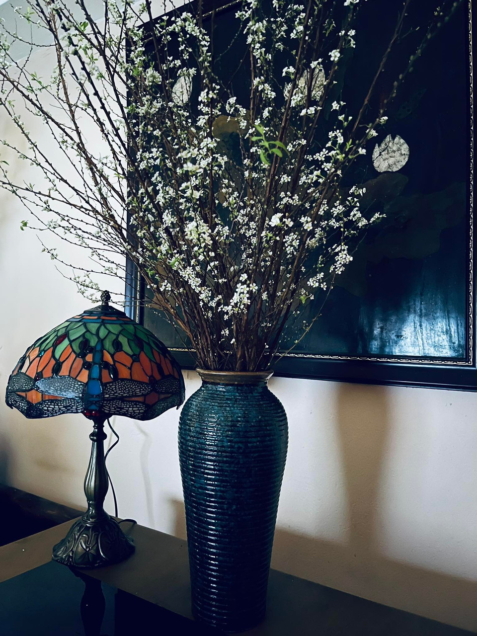 Tuyết mai cũng là một loại hoa nhập từ Trung Quốc được người Việt yêu thích hiện nay. Hoa nhỏ đẹp, trắng muốt, mọc trên cành mộc và có thể chơi lâu ngày, từ rằm tháng Chạp đến qua Tết. (Ảnh: PV/Vietnam+)