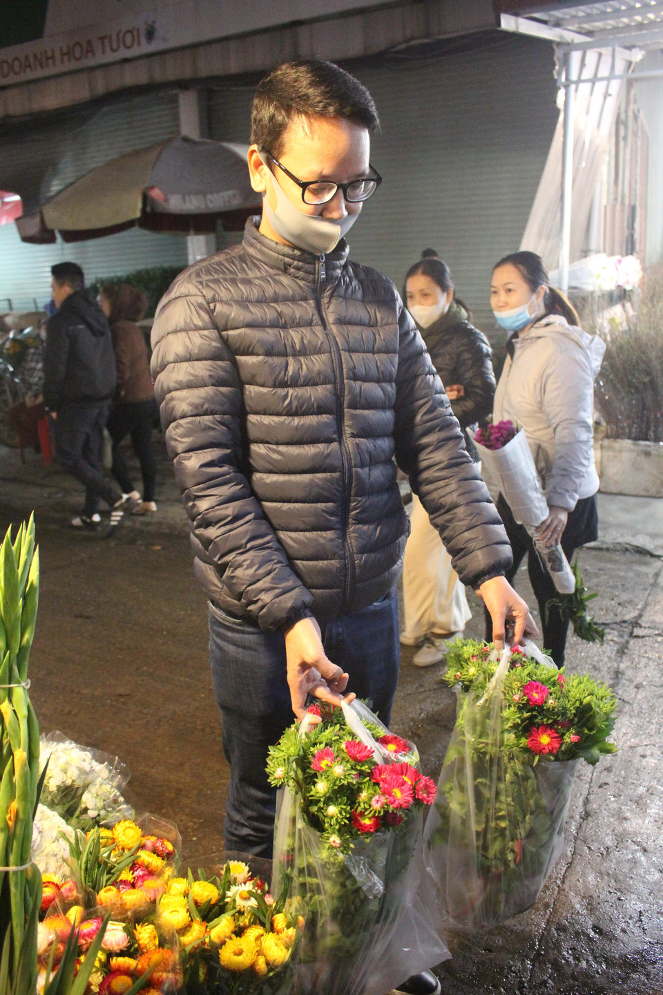 Giá tại các chợ hoa hiện nay nằm ở mức 130.000 -140.000 đồng/5 cụm, mỗi cụm có cỡ khoảng 5-7 nhánh/bông. (Ảnh: Minh Anh/Vietnam+)