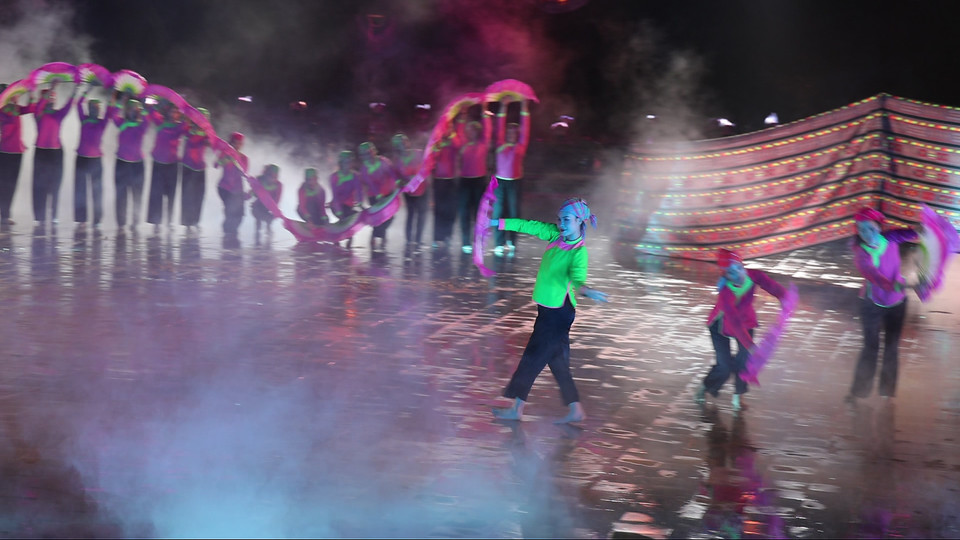 Điệu múa quạt trong trang phục truyền thống của những cô gái dân tộc Giáy như những cánh chim liệng bay trên bầu trời. Động tác múa uyển chuyển như mây núi bồng bềnh, gửi gắm khát vọng tự do, tinh thần vượt khó để xây dựng cuộc sống ấm no, phồn thịnh. (Ảnh: Minh Anh/Vietnam+)