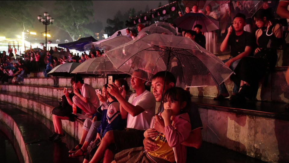 Nhiều khán giả kéo đến Sân quần của thị xã để xem, bất chấp thời tiết mưa nhiều đợt. (Ảnh: Minh Anh/Vietnam+)