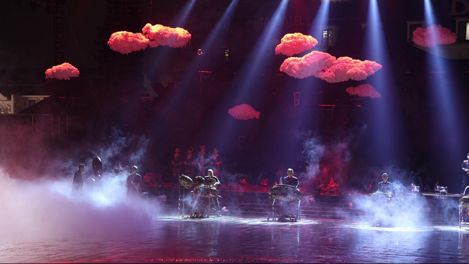 Diễn viên của “Vũ điệu dưới trăng” gồm cả chuyên nghiệp lẫn không chuyên, nhằm hỗ trợ tạo thêm thu nhập bà con dân tộc tại đây. (Ảnh: Minh Anh/Vietnam+)