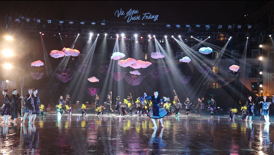 Một trong những sản phẩm du lịch của Sa Pa (Lào Cai) vừa ra mắt là show thực cảnh “Vũ điệu dưới Trăng,” được tạo nên từ chất liệu văn hóa dồi dào của 5 nhóm dân tộc thiểu số nơi đây. (Ảnh: Minh Anh/Vietnam+)