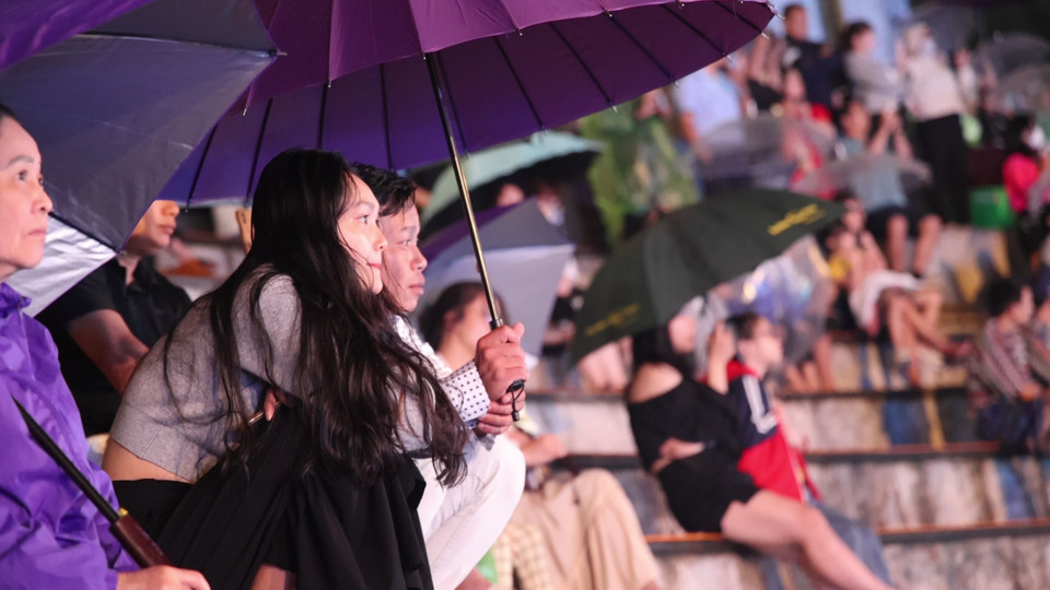 Các khán giả của show diễn này thường rất tập trung, dõi theo từng chuyển động, diễn biến âm thanh, ánh sáng. (Ảnh: Minh Anh/Vietnam+) 