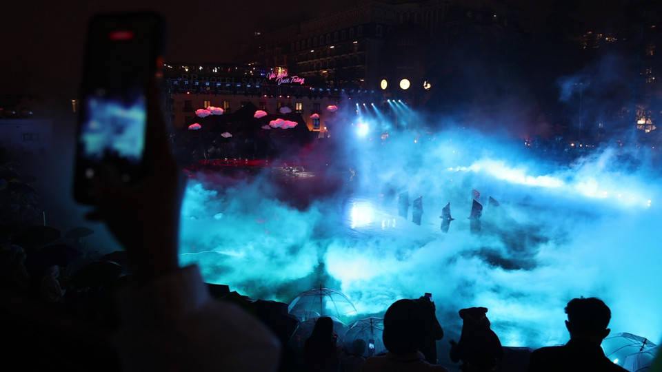 Show “Vũ điệu dưới Trăng” kéo dài 40 phút, được thực hiện tại Sân quần thị xã Sa Pa. Có 6 màn trình diễn, gồm 5 màn diễn riêng cho 5 dân tộc và 1 màn chào kết, tái hiện cuộc sống lao động-sản xuất, sinh hoạt, thực hành tín ngưỡng… bằng không khí huyền bí. (Ảnh: Minh Anh/Vietnam+)