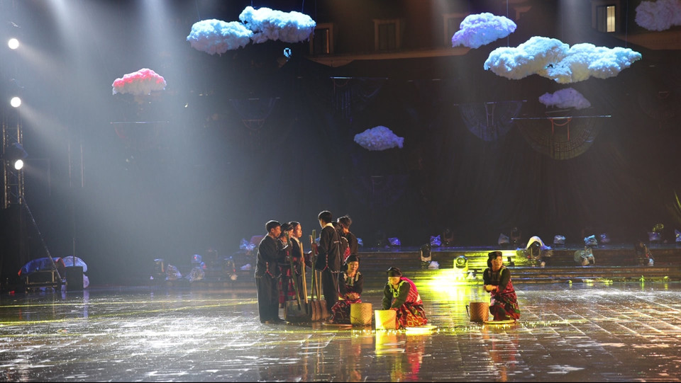 Màn diễn của người Xá Phó nổi bật với tiếng sáo mũi, một thanh âm đặc sắc của dân tộc mà họ gìn giữ, trao truyền. Tiếng sáo hòa nhịp tiếng chày giã gạo bung bung, bang bang như tiếp thêm sức mạnh để người Xá Phó đoàn kết xây dựng bản làng bình yên, hạnh phúc, lan tỏa cả cảm giác an lành cho du khách từ phương xa.