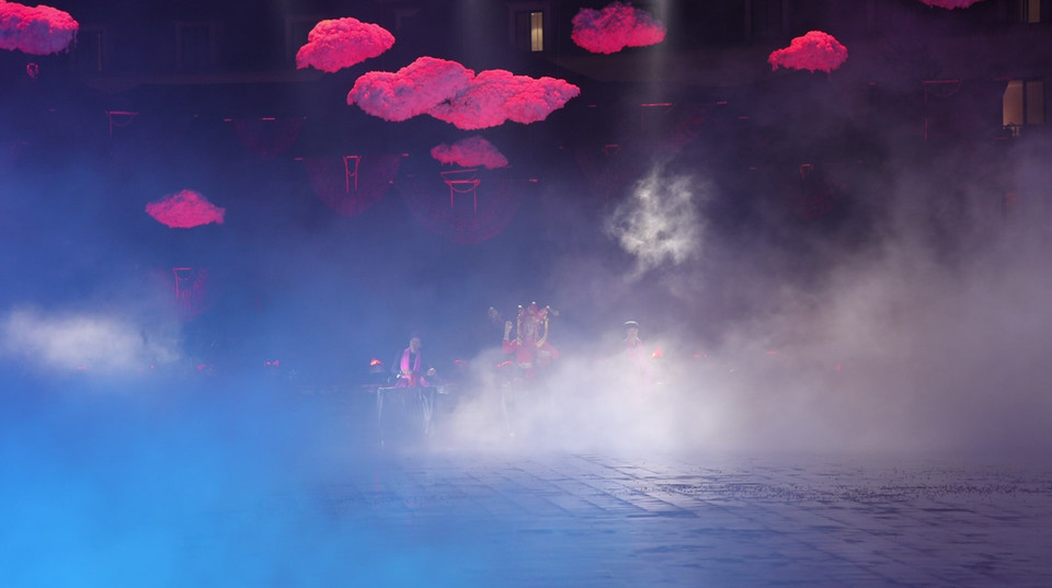 Sau vẻ thanh bình của người Xá Phó là nét huyền bí, tâm linh của người Tày. Màn biểu diễn tái hiện một thầy Then say sưa thực hiện nghi lễ truyền thống.