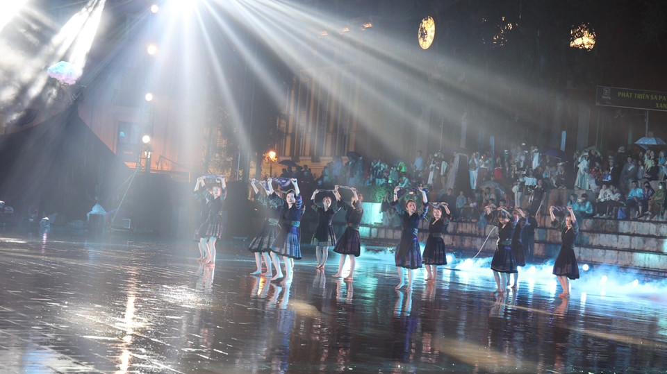 Bên cạnh phần nghe, phần nhìn ở mỗi màn trình diễn được trợ giúp đắc lực bằng các yếu tố sân khấu: Máy tạo sương, ánh sáng màu sắc tương tác với điệu nhạc, tạo nhấn nhá, dẫn dắt cảm xúc khán giả. (Ảnh: Minh Anh/Vietnam+)