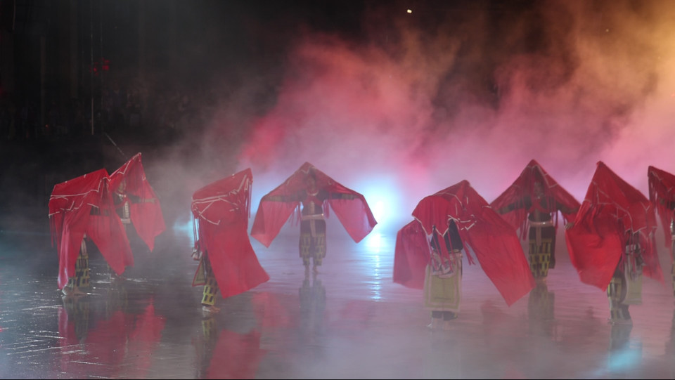 Đêm diễn khai thác chất liệu của tộc người Dao Đỏ, Mông, Tày, Giáy, Xá Phó và Kinh, được thể hiện qua trang phục, điệu nhảy, âm nhạc. Mở đầu bằng phần thể hiện của người Dao Đỏ. (Ảnh: Minh Anh/Vietnam+)