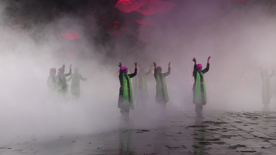 Quanh ông là những điệu múa uyển chuyển trong nhịp đàn tính, cho thấy nét đẹp của đời sống văn hóa tâm linh, tình yêu quê hương đất nước của người Tày. (Ảnh: Minh Anh/Vietnam+)