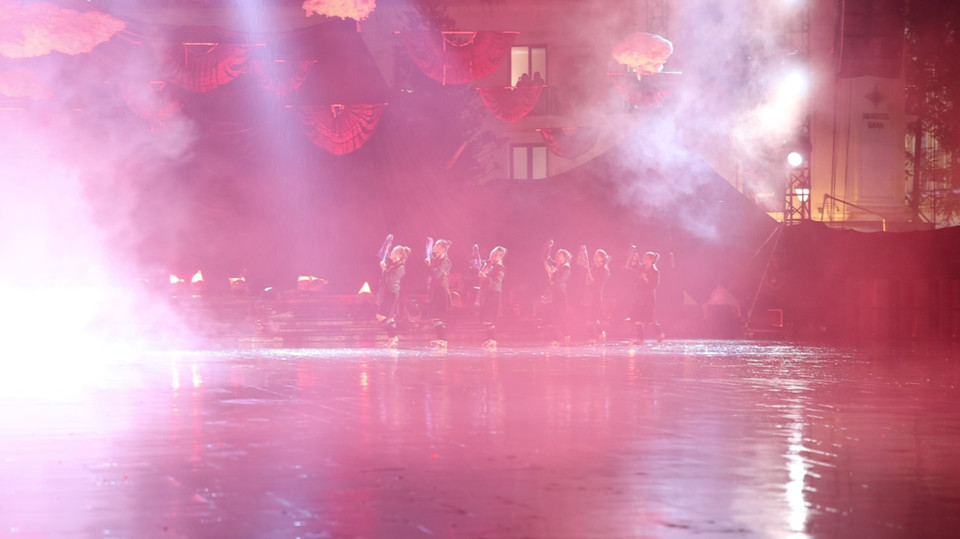 Màn tiếp theo của người Mông có điệu múa khèn và múa gậy sênh tiền quen thuộc. Âm thanh trầm bổng, du dương, đi kèm tiếng lách cách của đạo cụ khiến những bước chân của các diễn viên như lên thác xuống đèo. Các cô gái xúng xính váy áo thể hiện sự tinh tế song cũng không kém phần mạnh mẽ. (Ảnh: Minh Anh/Vietnam+)