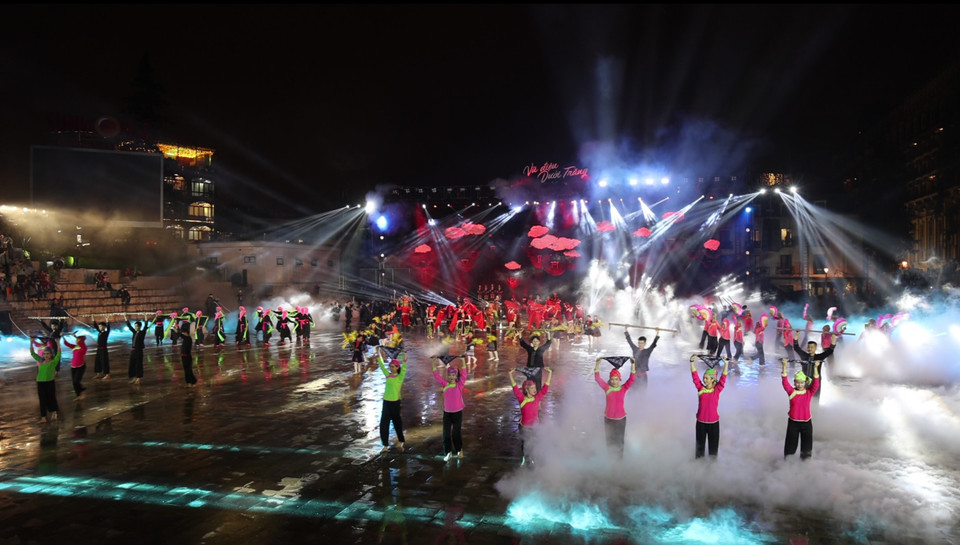 Cuối cùng là màn diễn tổng kết của cả 5 dân tộc - “Vũ điệu chung vui.” Hòa chung trong tiếng nhạc rừng, lời hát đồng ca của các em thiếu nhi tạo nên khí thế đoàn kết, chung tay bảo tồn văn hóa, hăng say lao động sản xuất, mở rộng vòng tay đón bạn gần, xa đến với miền đất có đỉnh Fansipan. (Ảnh: Minh Anh/Vietnam+)