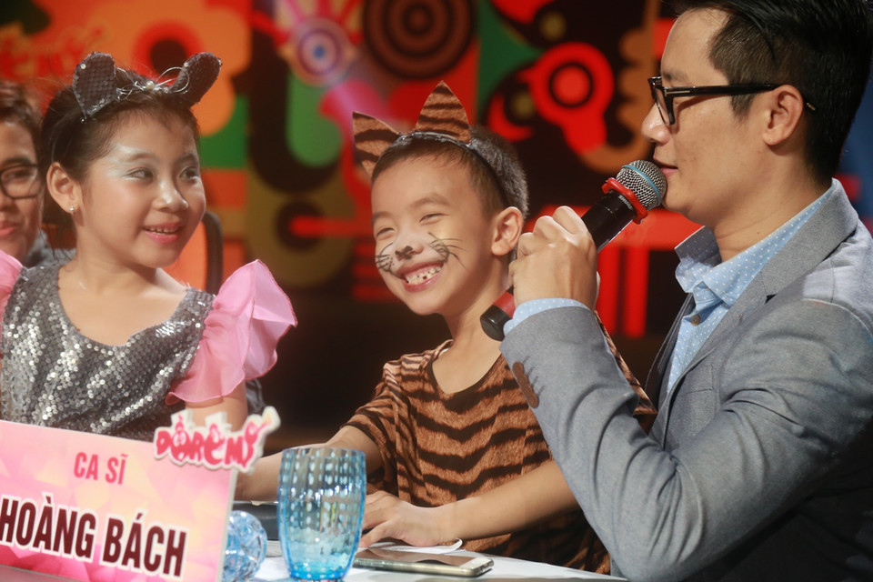 Nụ cười rạng rỡ của cậu bé Anh Quân khi nghe nhận xét của giám khảo Hoàng Bách. (Ảnh: BTC)