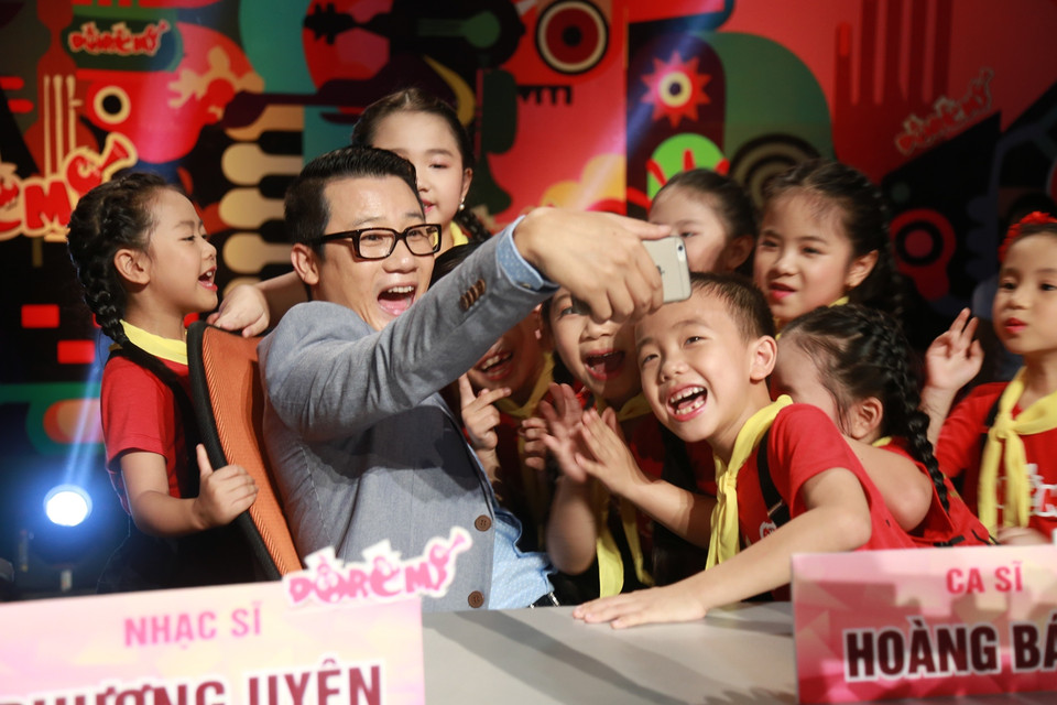 Giám khảo Hoàng Bách và các thí sinh nhí cùng nhí nhảnh lưu lại hình ảnh kỷ niệm. (Ảnh: BTC)
