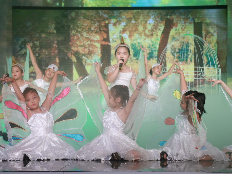 Cô bé Hải Ngân (7 tuổi) đến từ Cần Thơ tự tin trình diễn. (Ảnh: BTC)