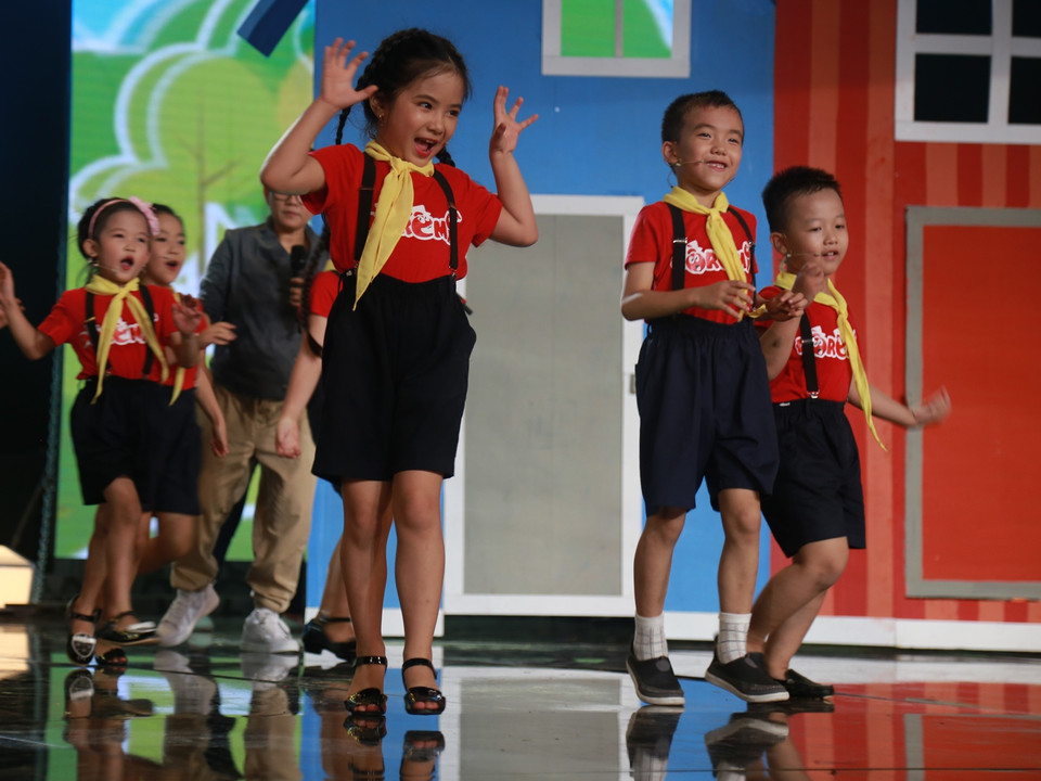 Nguyễn Ngọc Khánh Ly nhí nhảnh trên sân khấu. (Ảnh: BTC)