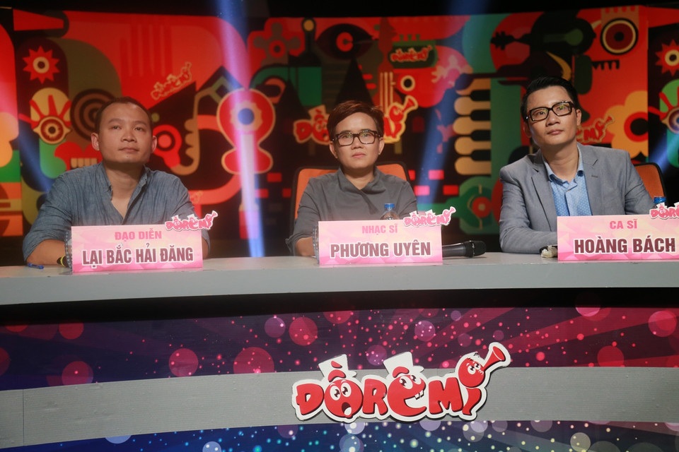 Danh hài Xuân Bắc và giảng viên âm nhạc Đặng Châu Anh đã không thể có mặt trong đêm trình diễn ra mắt của các thí sinh. Do vậy, hàng ‘ghế nóng’ chỉ còn bộ ba giám khảo là nhạc sỹ Phương Uyên, ca sỹ Hoàng Bách và đạo diễn Lại Bắc Hải Đăng. (Ảnh: BTC)