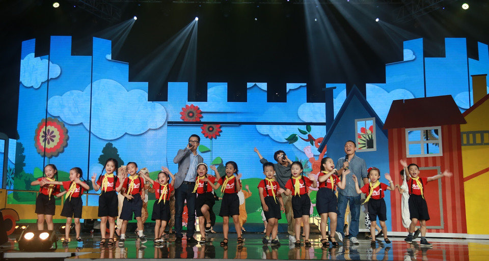 Đêm diễn mở màn bằng ca khúc quen thuộc ‘Bố ơi, mình đi đâu thế’ với sự hòa giọng của bộ ba giám khảo và 12 thí sinh nhí. (Ảnh: BTC)