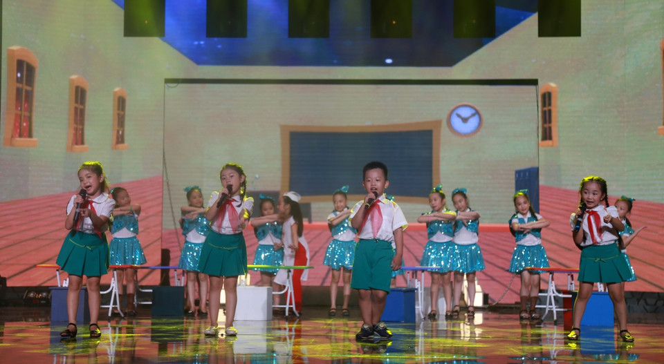 ‘Rì rà rì rầm’ cùng các bạn nhỏ Hiểu Linh, Bảo Ngọc, Khánh Ly và Thiên Phước của đội Đồ. Các giám khảo cho rằng, bốn bạn nhỏ đã trình diễn khá đồng đều; tuy nhiên, cần phải cười nhiều hơn nữa. (Ảnh: BTC)