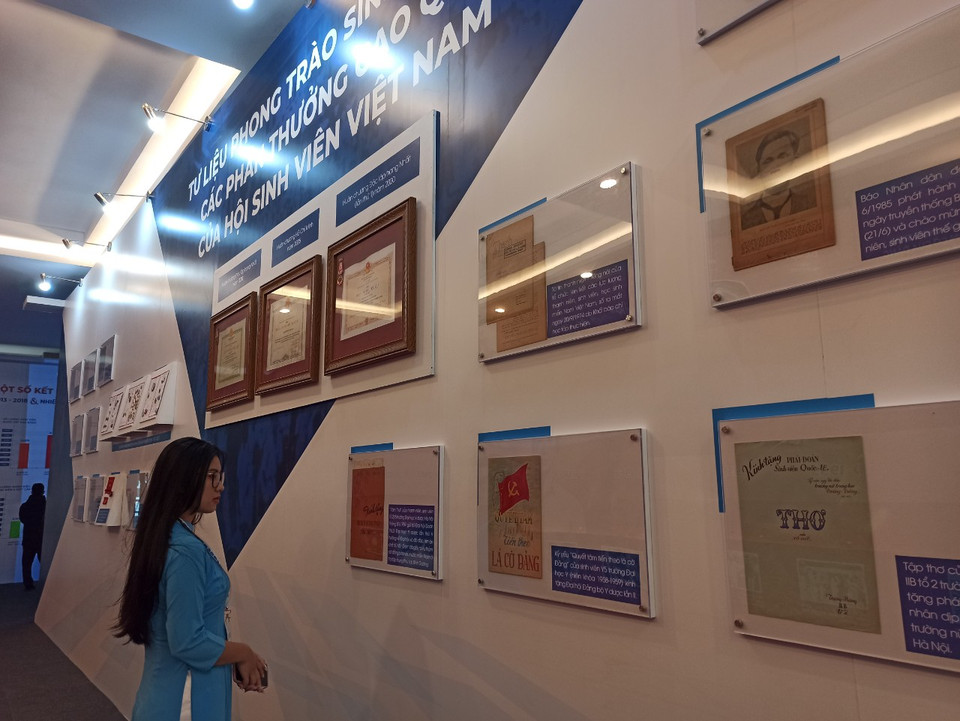 Khu trưng bày vật phẩm với các huân huy chương, bằng khen, giải thưởng của Hội Sinh viên Việt Nam và các kỷ vật gắn với các câu chuyện lịch sử. (Ảnh: PV/Vietnam+)