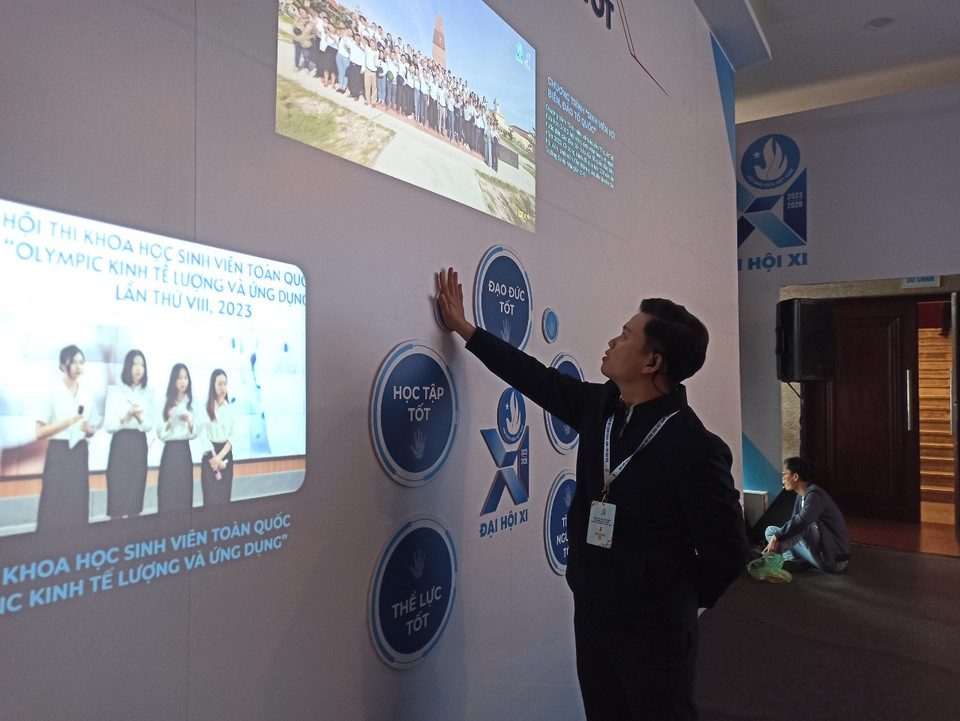 Bức tường tương tác với truy xuất thông minh bằng công nghệ hình ảnh tương tác để theo dõi các thông tin, hình ảnh, phóng sự về phong trào của Hội Sinh viên Việt Nam. Đại biểu chỉ cần chạm tay vào các ô ghi tên phong trào nào thì trên tường sẽ hiện ra các thông tin, hình ảnh về phong trào đó. (Ảnh: PV/Vietnam+)