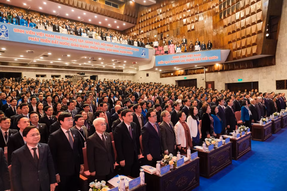 Các đại biểu cùng làm lễ chào cờ trước khi khai mạc phiên trọng thể. (Ảnh: PV/Vietnam+)