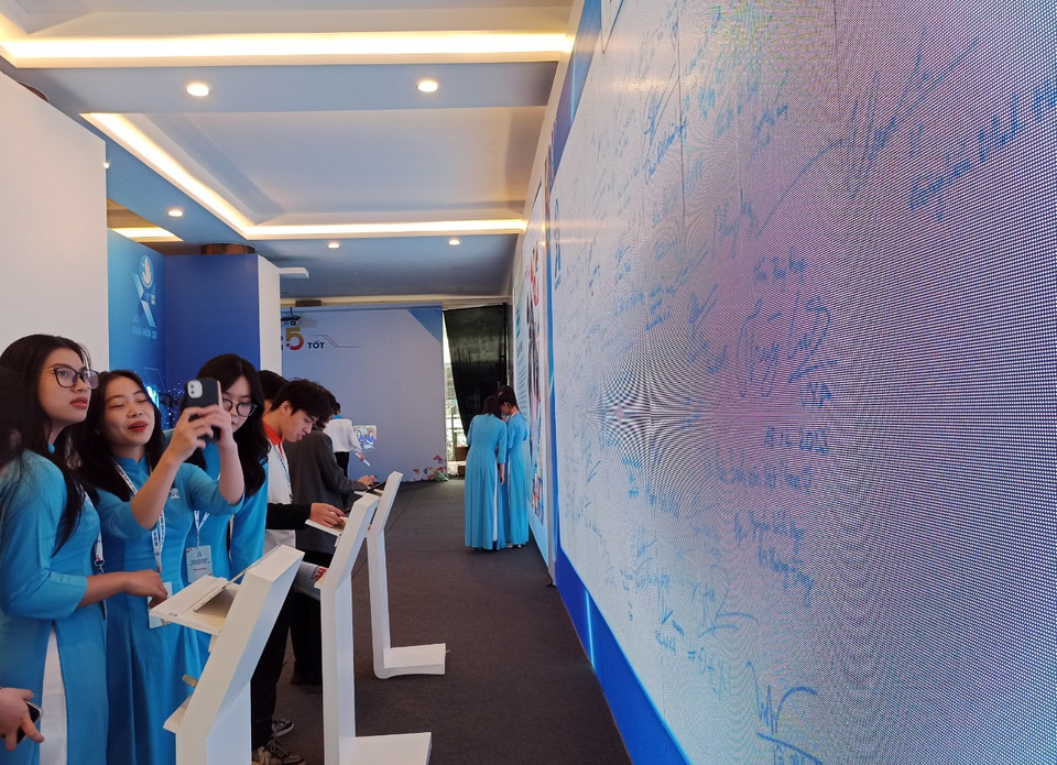 Bức tường lưu niệm số thu hút rất đông đại biểu và khách. Đây là nơi các đại biểu và quan khách để lại những lời nhắn, thông điệp gửi tới Đại hội và Hội Sinh viên Việt Nam thông qua tương tác dưới màn hình nhỏ, thông điệp kèm hiệu ứng sẽ xuất hiện trên màn hình lớn kèm các hiệu ứng chuyển động. (Ảnh: PV/Vietnam+)