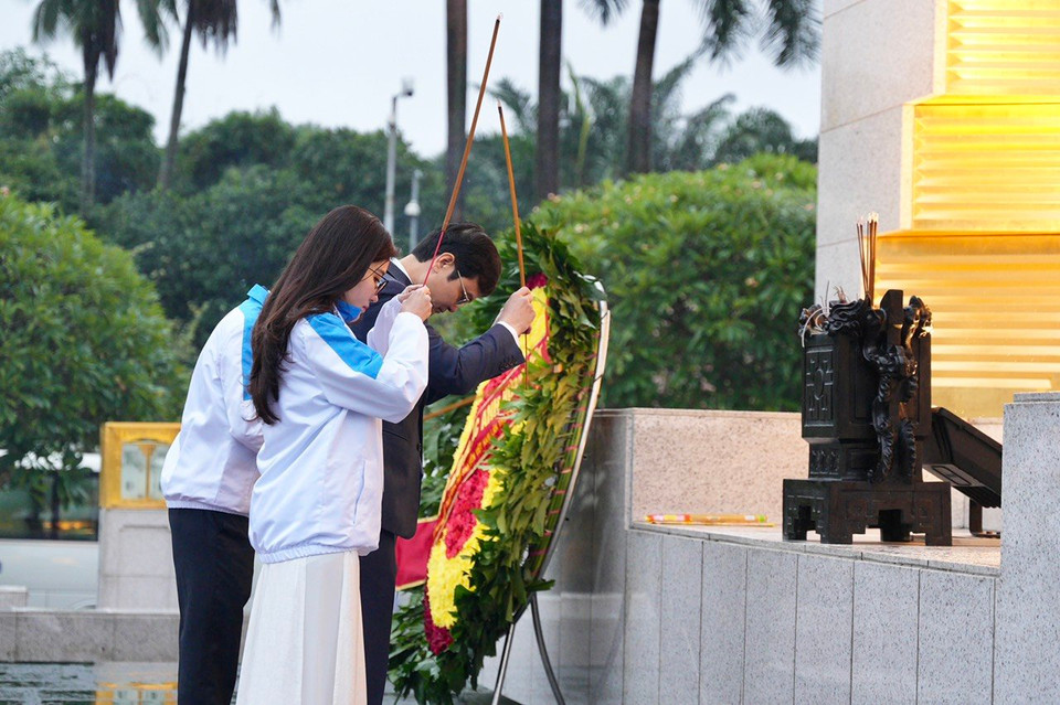 Bí thư Thứ nhất Trung ương Đoàn Thanh niên Cộng sản Hồ Chí Minh Bùi Quang Huy và lãnh đạo Hội Sinh viên Việt Nam thắp hương tại Tượng đài Bắc Sơn. (Ảnh: PV/Vietnam+)