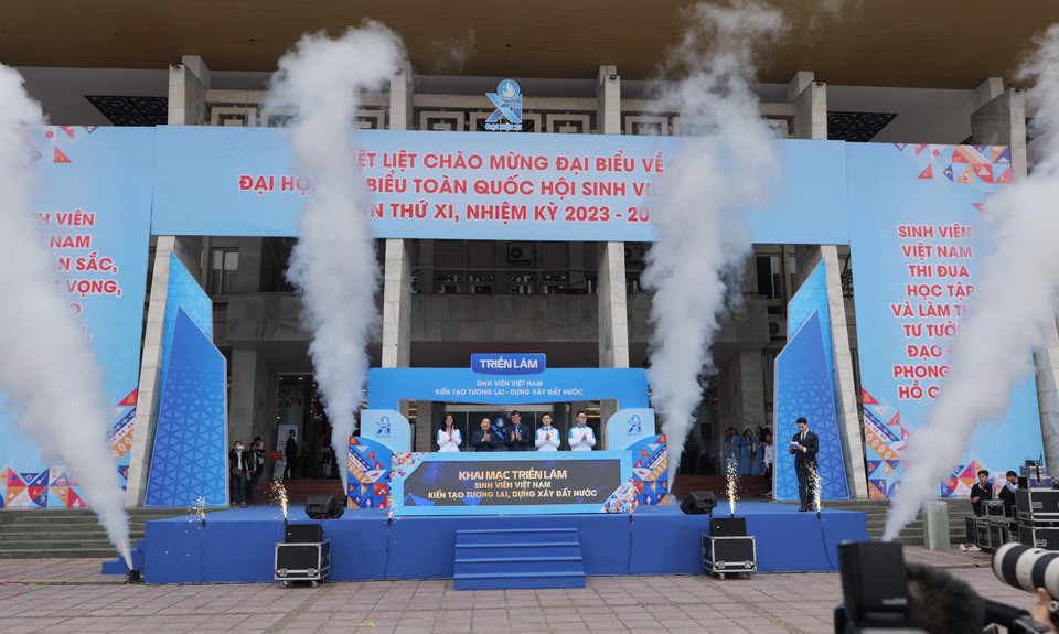 Chiều nay, 18/12, tại Cung Văn hóa Hữu nghị Hà Nội, trong khuôn khổ Đại hội Đại biểu toàn quốc Hội Sinh viên Việt Nam lần thứ XI, Hội Sinh viên Việt Nam đã khai mạc triển lãm với chủ đề "Sinh viên Việt Nam - Kiến tạo tương lai, dựng xây đất nước". (Ảnh: PV/Vietnam+)