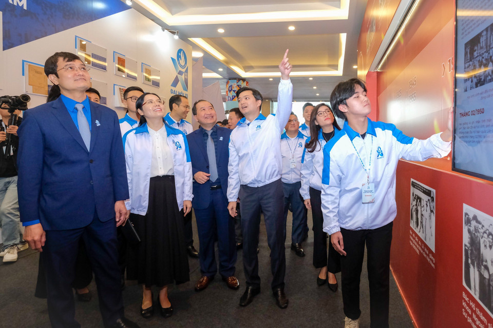 Bí thư Thứ nhất Trung ương Đoàn Thanh niên Cộng sản Hồ Chí Minh Bùi Quang Huy tham quan, trải nghiệm tại triển lãm. (Ảnh: PV/Vietnam+)