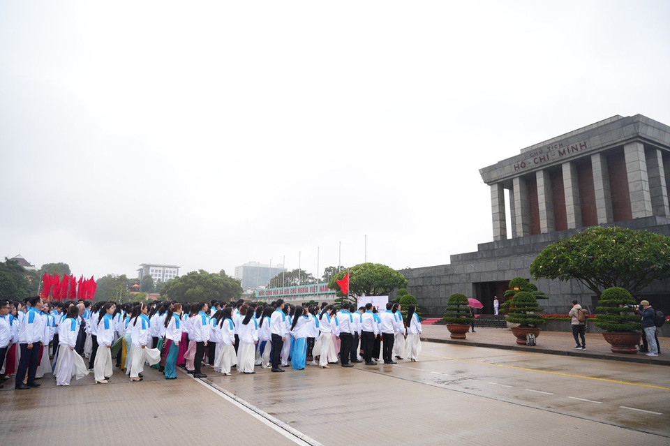 Ngay sau lễ dâng hương tại Tượng đài Bắc Sơn, Đoàn đại biểu di chuyển đến trước Lăng Chủ tịch Hồ Chí Minh để làm lễ báo công dâng Bác. (Ảnh: PV/Vietnam+)