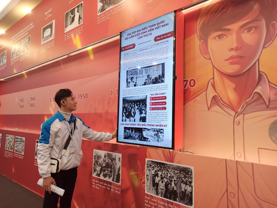 Khi di chuyển màn hình cảm biến lớn dọc theo bức tường lịch sử, đến giai đoạn nào, thông tin kèm hình ảnh chi tiết trong các giai đoạn lịch sử đó của phong trào sinh viên sẽ hiện ra trên màn hình. (Ảnh: PV/Vietnam+)