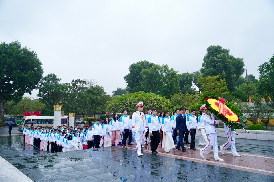 Ngay trước phiên trọng thể, các đại biểu đã làm lễ báo công dâng Bác và vào Lăng viếng Chủ tịch Hồ Chí Minh. (Ảnh: PV/Vietnam+)
