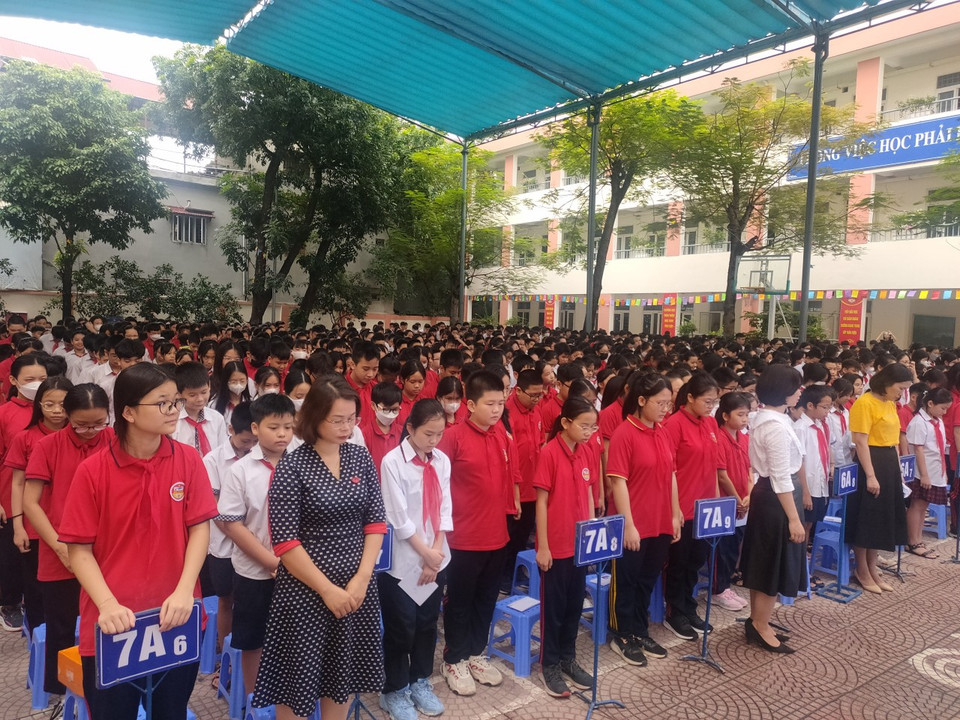 Tại Trường Trung học cơ sở Ba Đình, nhà trường cũng đã dành phút tưởng niệm tới các nạn nhân...(Ảnh: NTCC)