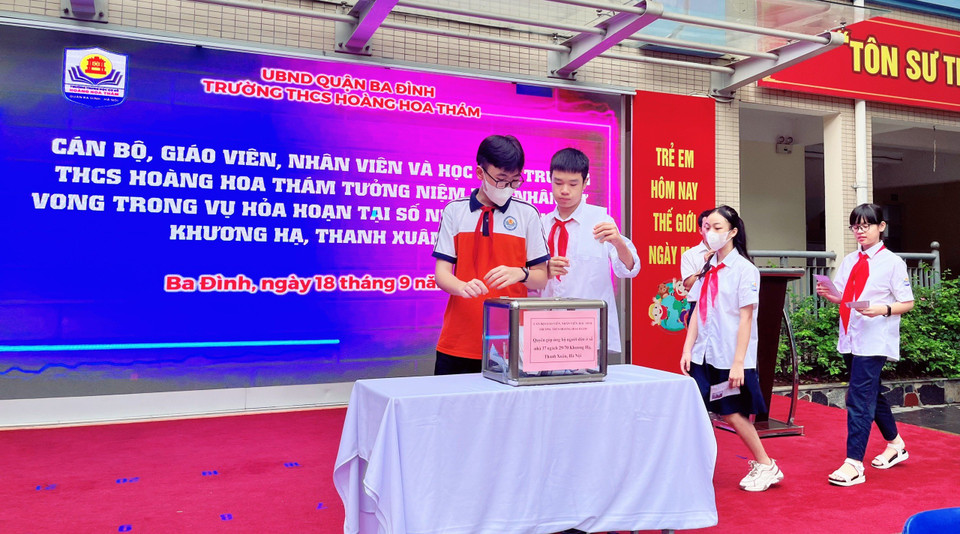 Thầy và trò Trường Trung học cơ sở Hoàng Hoa Thám ủng hộ. (Ảnh: NTCC)