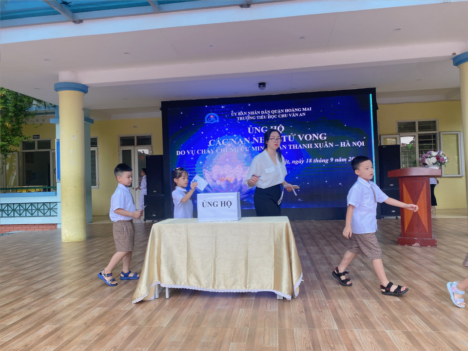 Học sinh Trường Tiểu học Chu Văn An (Hoàng Mai) quyên góp ủng hộ. (Ảnh: NTCC)
