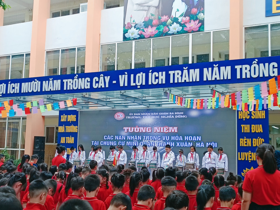 Học sinh Trường Tiểu học Nghĩa Dũng tưởng niệm các nạn nhân thiệt mạng trong vụ cháy...