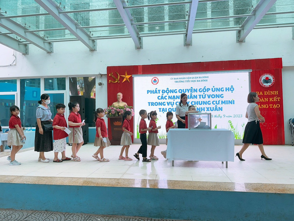 Thầy và trò Trường Tiểu học Ba Đình chung tay chia sẻ với nỗi đau của các nạn nhân. (Ảnh: NTCC)