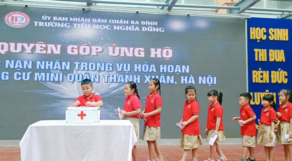 ...và chung tay ủng hộ...(Ảnh: NTCC)