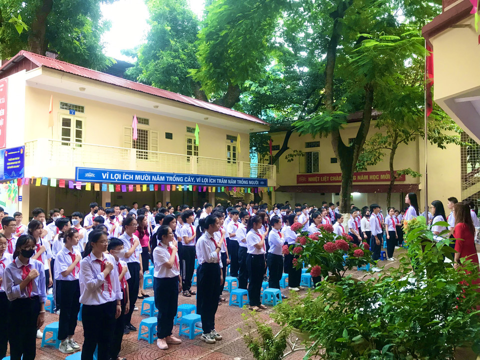 Học sinh Trường Trung học cơ sở Phúc Xá mặc niệm tưởng nhớ các nạn nhân trước khi quyên góp. (Ảnh: NTCC)