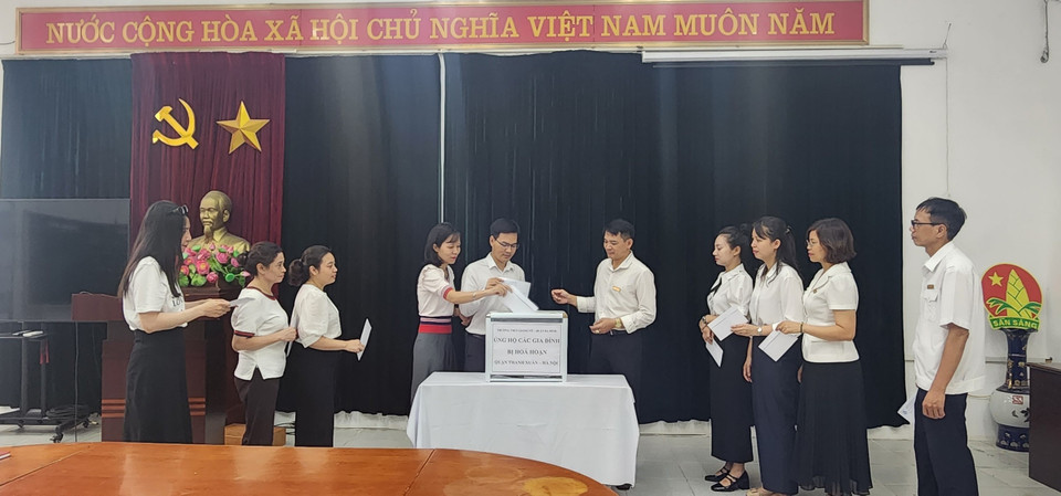 Sau phút mặc niệm, nhà trường đã phát động ủng hộ các nạn nhân. (Ảnh: NTCC)