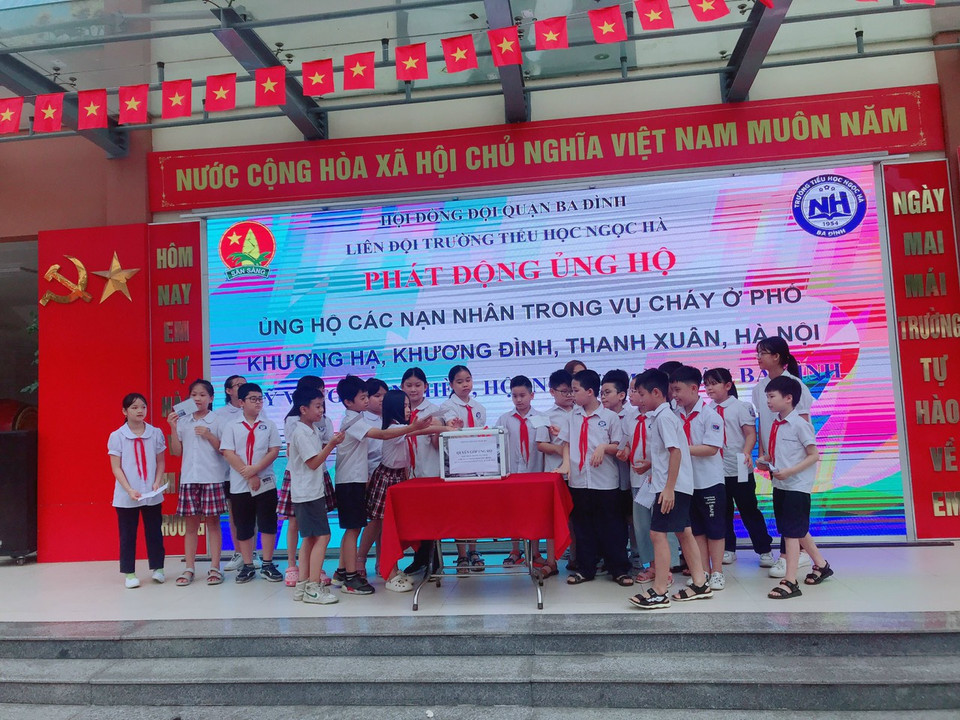 Sau phút tưởng niệm, các học sinh đã lần lượt ủng hộ cho các nạn nhân. (Ảnh: NTCC)