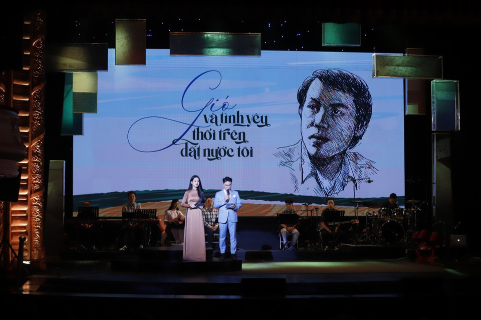  Sân khấu đêm nghệ thuật được bài trí đơn giản nhưng tinh tế với những chiếc hộp treo có chứa các tác phẩm thơ của Lưu Quang Vũ. (Ảnh: PV/Vietnam+)