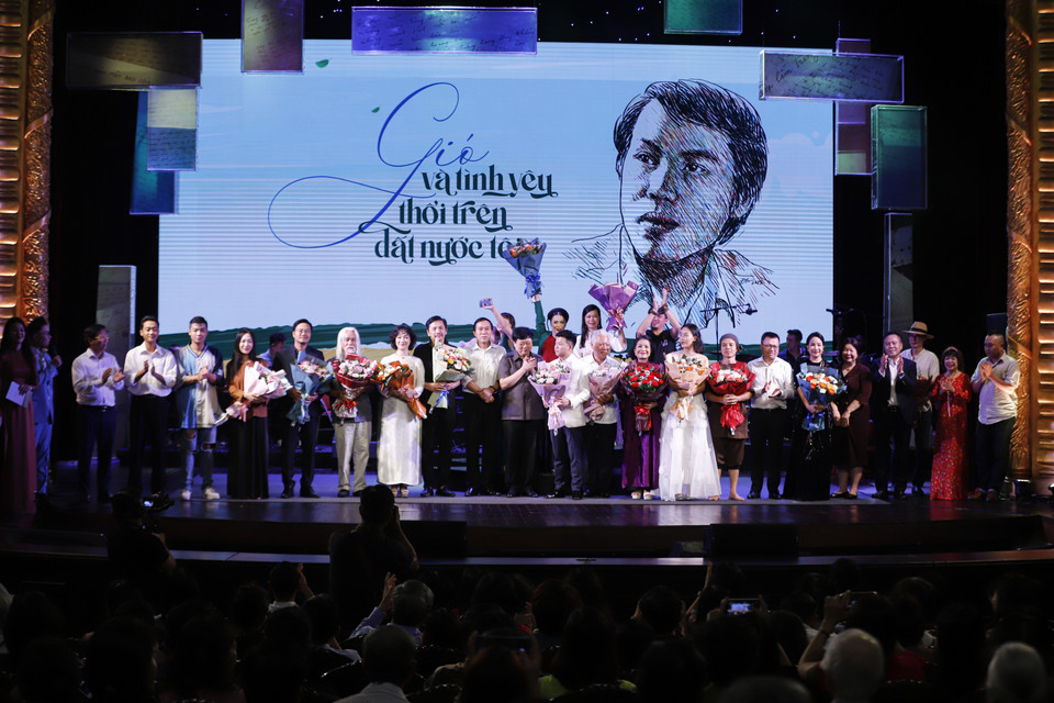 Từ những cảm xúc đặc biệt, ấn tượng và sâu lắng của đêm nghệ thuật, công chúng đã có thêm những hiểu biết về cuộc đời và sự nghiệp của nhà thơ, nhà viết kịch Lưu Quang Vũ (1948- 1988). Đặc biệt, đoạn băng audio Lưu Quang Vũ nói về sân khấu mà gia đình mới tìm thấy cũng tạo ấn tượng mạnh với khán giả. (Ảnh: PV/Vietnam+)