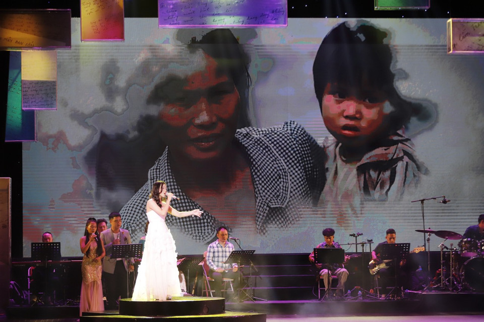 Ca sỹ Bùi Hà My thể hiện hai ca khúc ‘Mắt một mí,’ ‘Phố ta.’ Giọng hát trong trẻo, ngọt ngào của cô gái 19 tuổi với những ca khúc được Nguyễn Vĩnh Tiến và Lê Tâm phổ thơ Lưu Quang Vũ mang lại cảm xúc tinh khôi, mới mẻ cho khán giả. Đó dường như cũng là lời khẳng định về những điều tốt đẹp và lương thiện trong cuộc đời: ‘Nếu cuộc đời này toàn chuyện xấu xa/ Tại sao cây táo lại nở hoa.’ (Ảnh: PV/Vietnam+) 