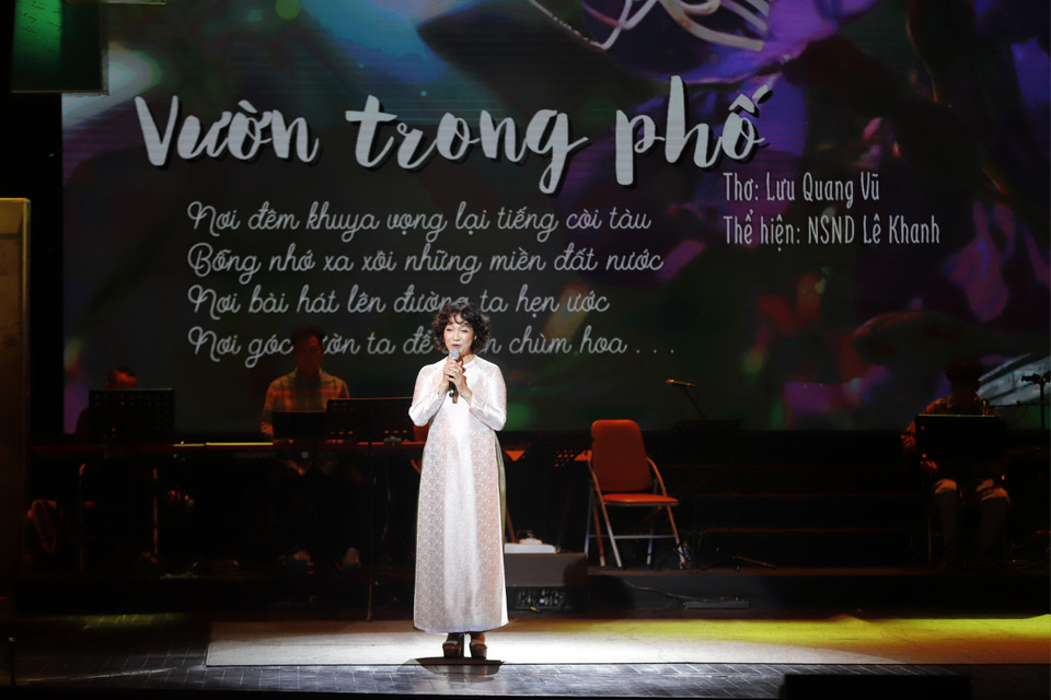 Nghệ sỹ Nhân dân Lê Khanh đọc bài thơ 'Vườn trong phố.' (Ảnh: PV/Vietnam+)